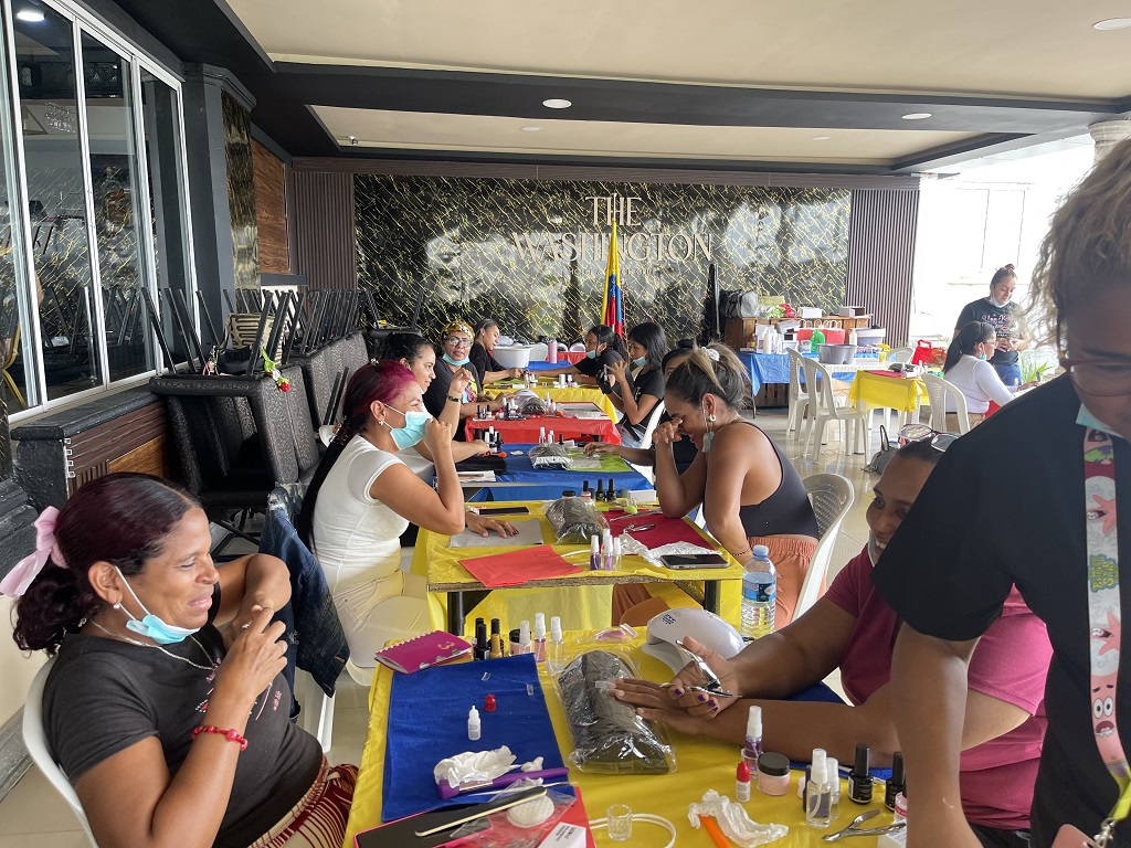 Asistentes al taller adicional de manicura, pedicura y acrílico en Colón