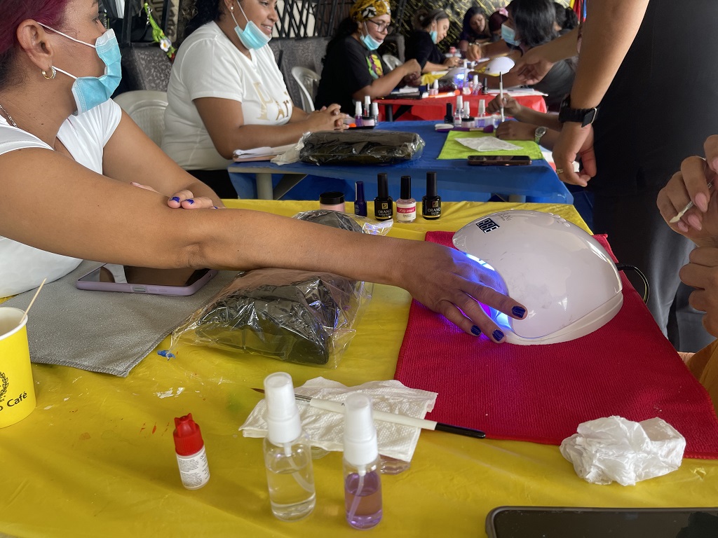 Asistentes al taller adicional de manicura, pedicura y acrílico en Colón