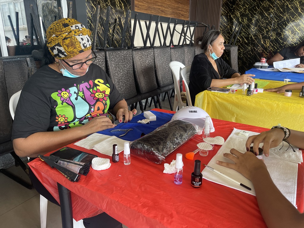 Asistentes al taller adicional de manicura, pedicura y acrílico en Colón