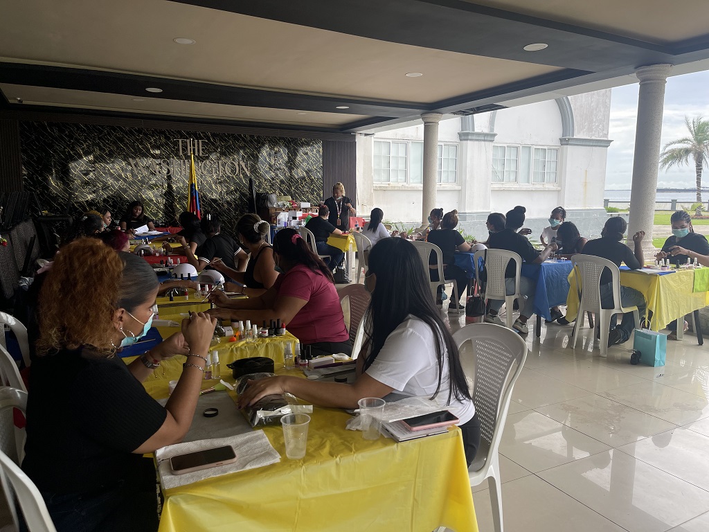 Asistentes al taller adicional de manicura, pedicura y acrílico en Colón