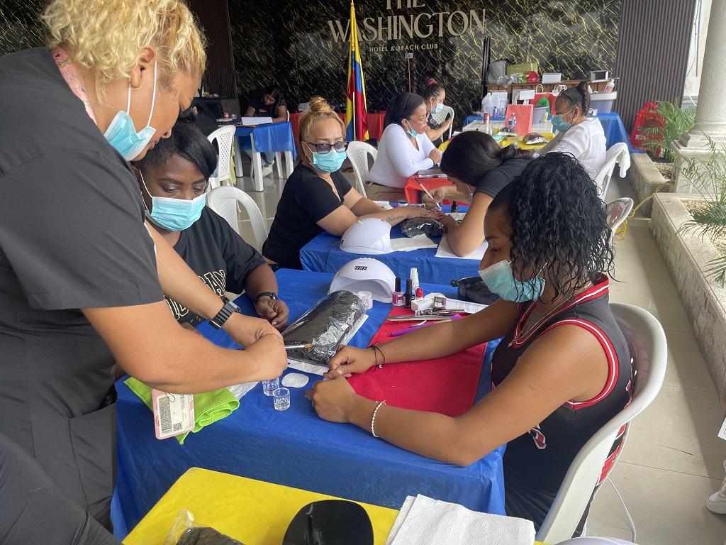 Asistentes al taller adicional de manicura, pedicura y acrílico en Colón