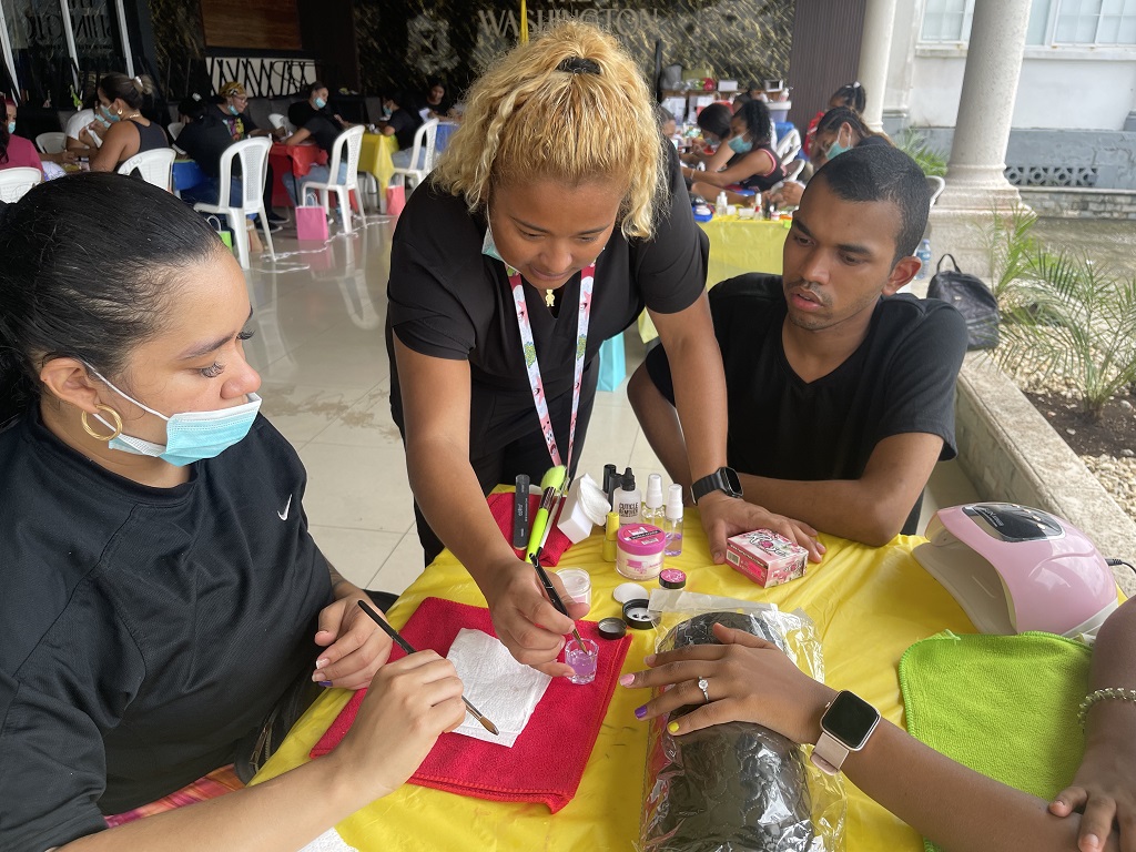 Asistentes al taller adicional de manicura, pedicura y acrílico en Colón