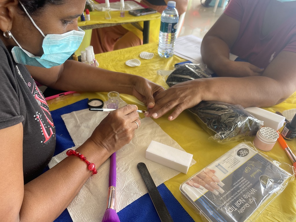 Asistentes al taller adicional de manicura, pedicura y acrílico en Colón