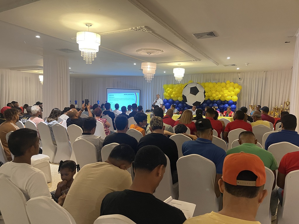 Inauguración del campeonato de fútbol de salón "Avanzando juntos hacia la cima de la integración"