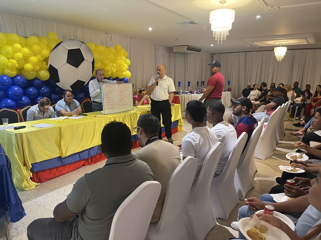 Inauguración del campeonato de fútbol de salón "Avanzando juntos hacia la cima de la integración"