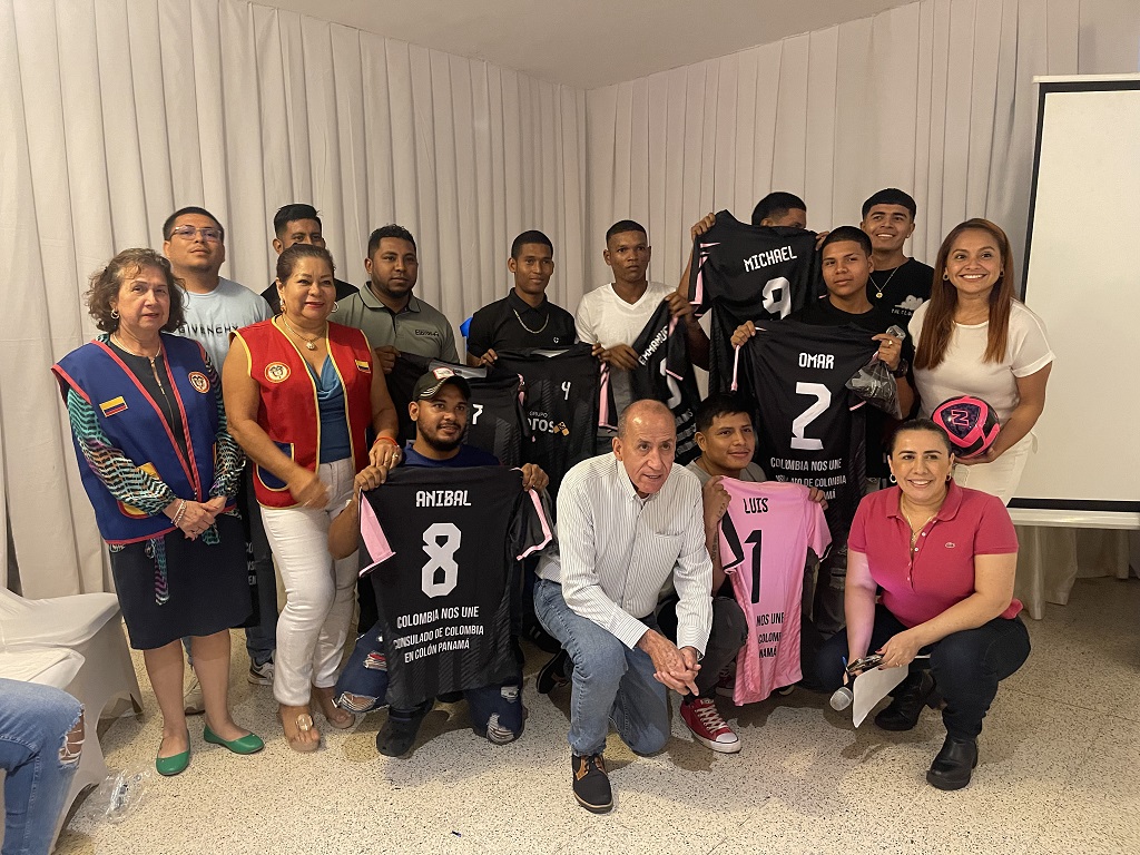 Inauguración del campeonato de fútbol de salón "Avanzando juntos hacia la cima de la integración"