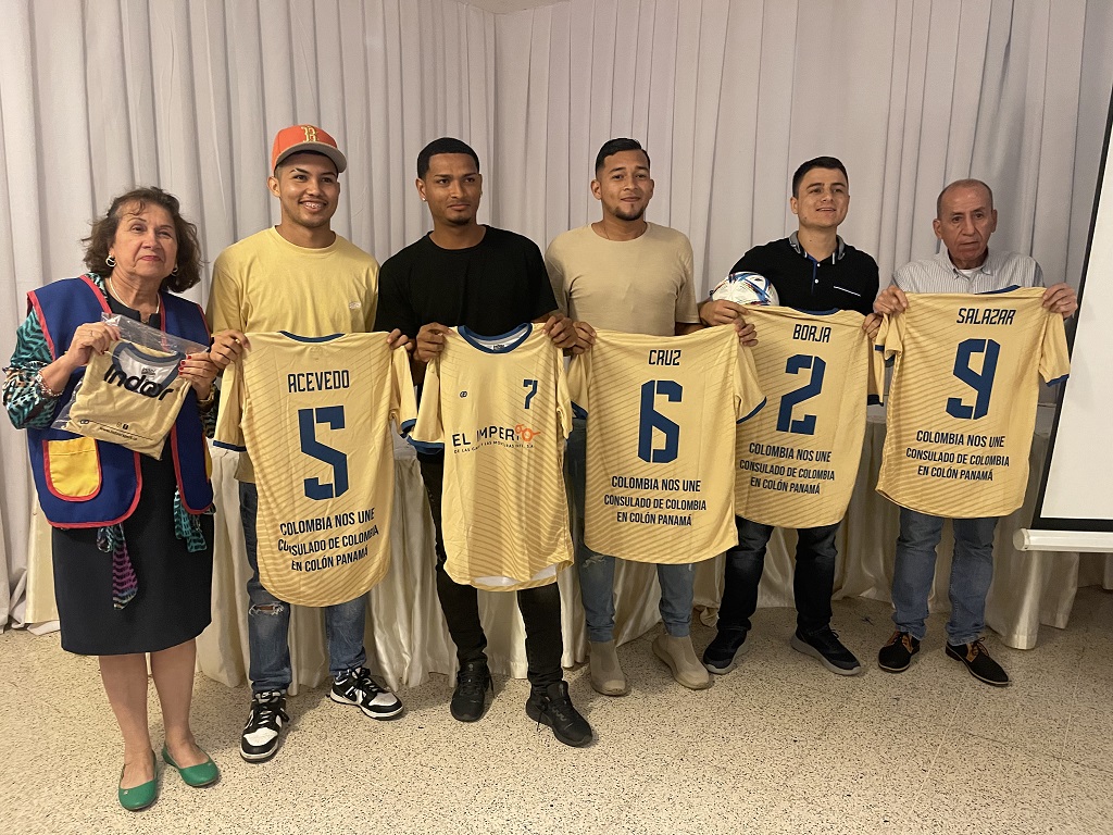 Inauguración del campeonato de fútbol de salón "Avanzando juntos hacia la cima de la integración"