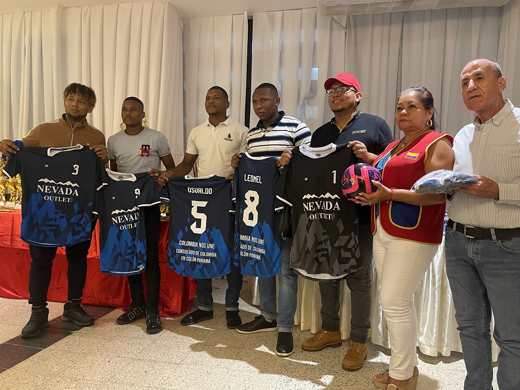 Inauguración del campeonato de fútbol de salón "Avanzando juntos hacia la cima de la integración"