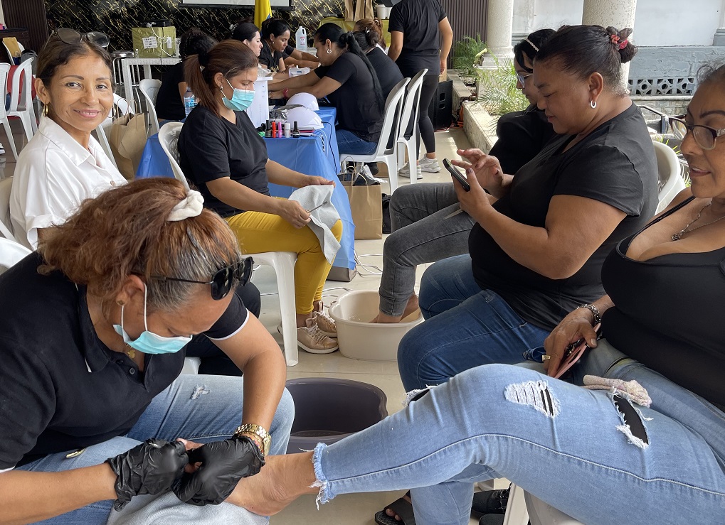 Consulado de Colombia en Colón llevó a cabo un exitoso taller de manicura, pedicura y acrílico 