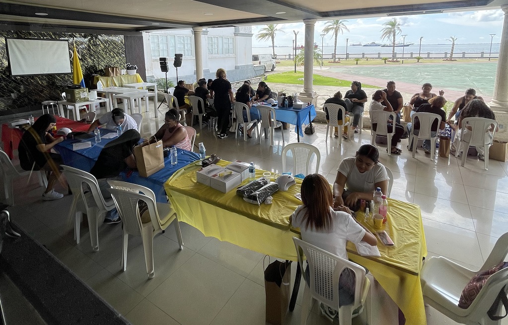 Consulado de Colombia en Colón llevó a cabo un exitoso taller de manicura, pedicura y acrílico 