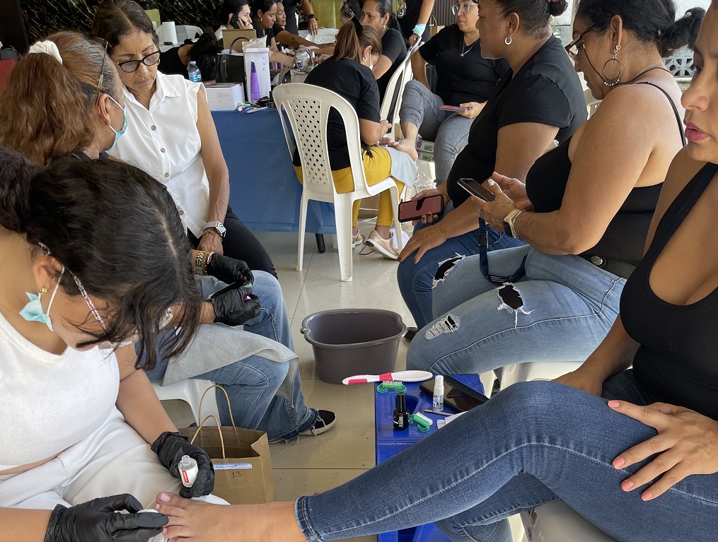 Consulado de Colombia en Colón llevó a cabo un exitoso taller de manicura, pedicura y acrílico 