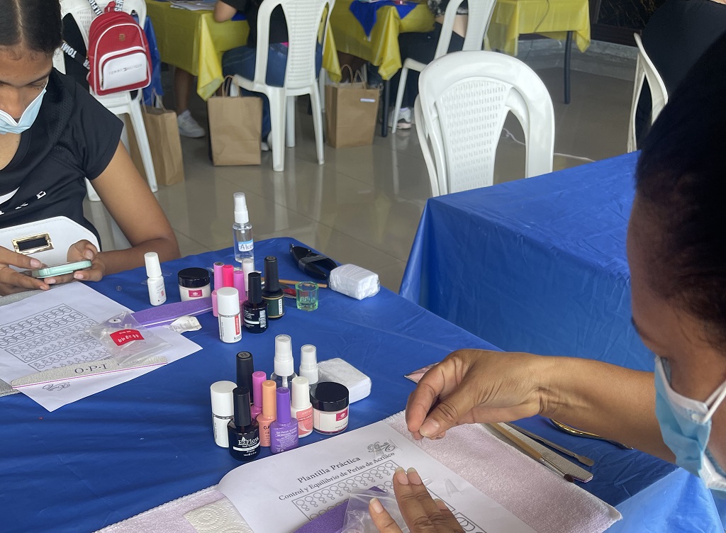 Consulado de Colombia en Colón llevó a cabo un exitoso taller de manicura, pedicura y acrílico 