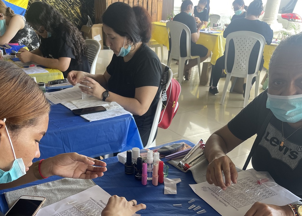 Consulado de Colombia en Colón llevó a cabo un exitoso taller de manicura, pedicura y acrílico 