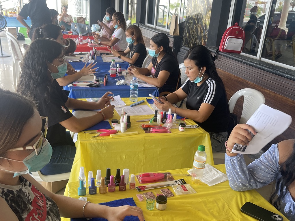 Consulado de Colombia en Colón llevó a cabo un exitoso taller de manicura, pedicura y acrílico 