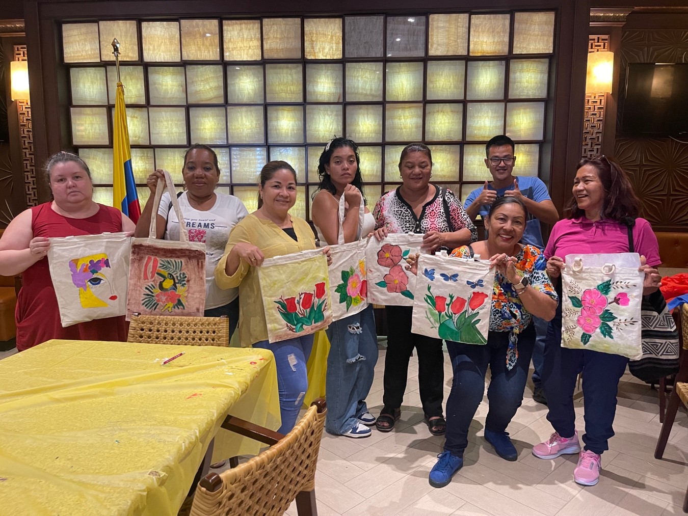 El Consulado de Colombia en Colón ofrece taller de técnica de pintura en bolsos de tela manta, promoviendo el emprendimiento, arte y la cultura colombiana