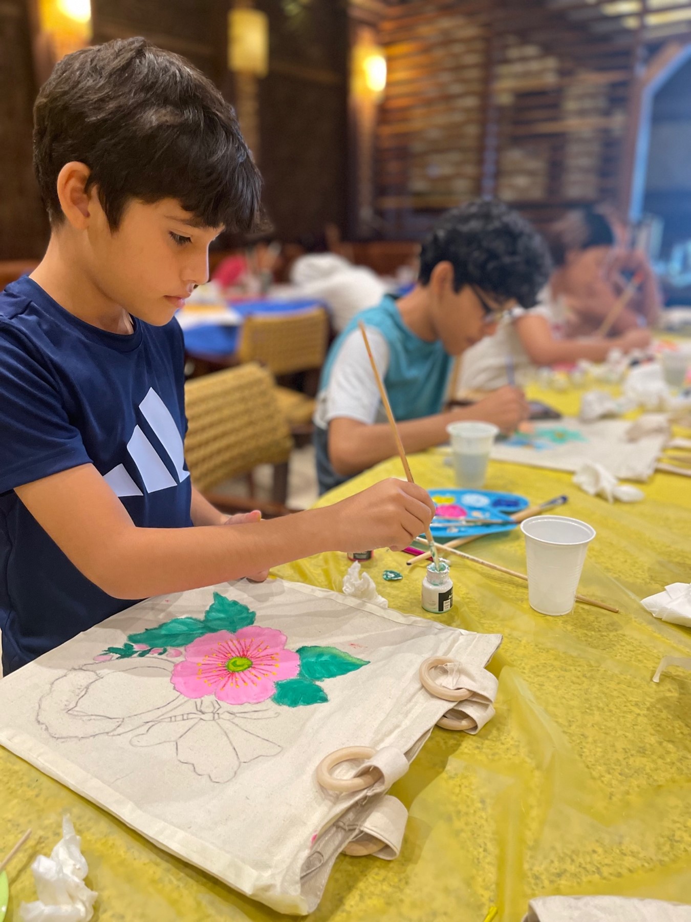 El Consulado de Colombia en Colón ofrece taller de técnica de pintura en bolsos de tela manta, promoviendo el emprendimiento, arte y la cultura colombiana