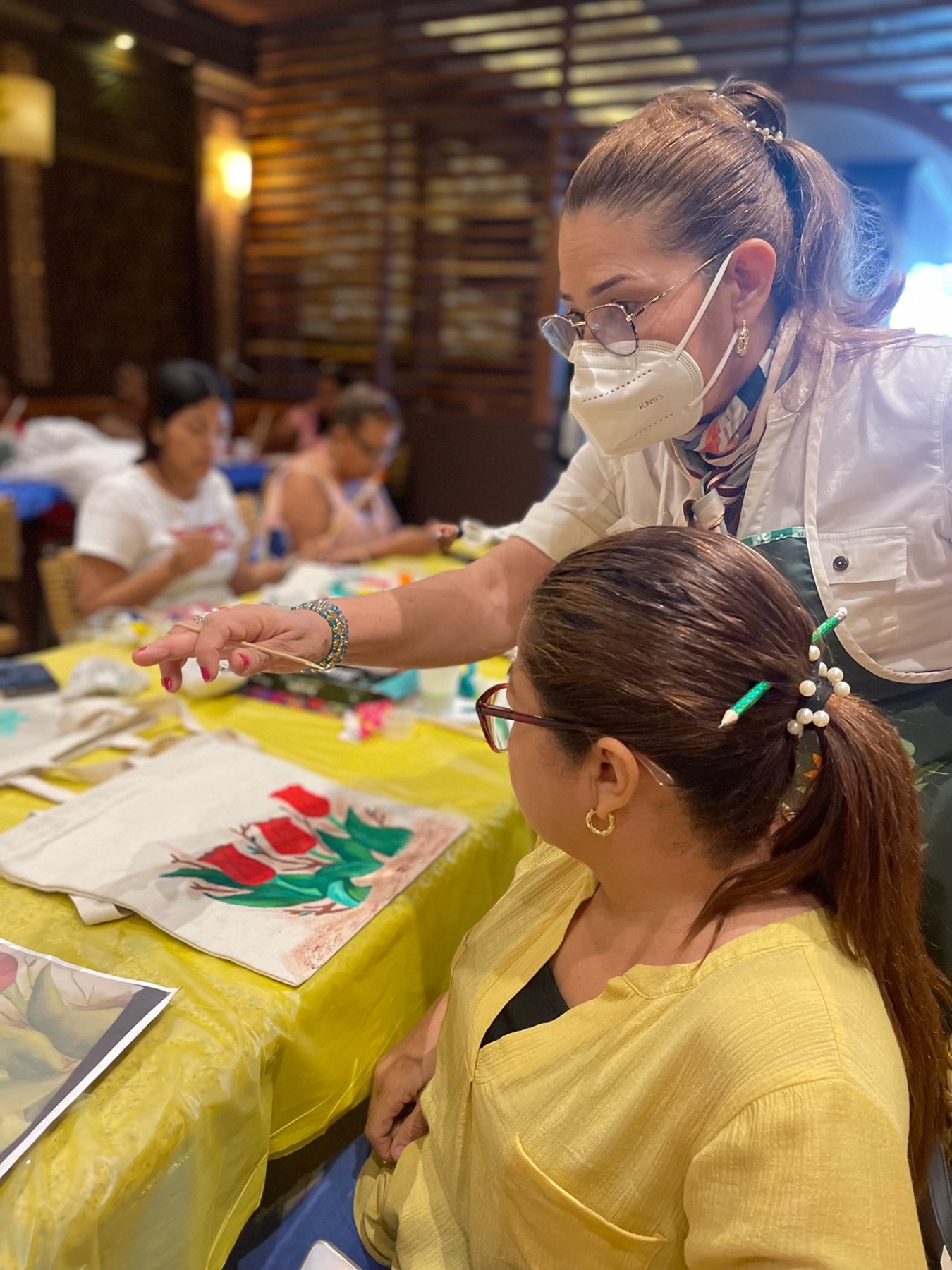 El Consulado de Colombia en Colón ofrece taller de técnica de pintura en bolsos de tela manta, promoviendo el emprendimiento, arte y la cultura colombiana