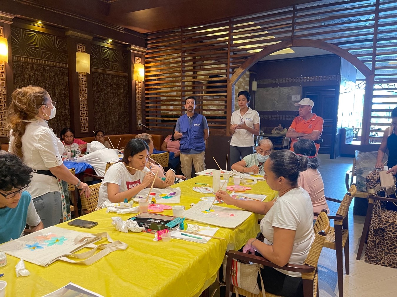 El Consulado de Colombia en Colón ofrece taller de técnica de pintura en bolsos de tela manta, promoviendo el emprendimiento, arte y la cultura colombiana