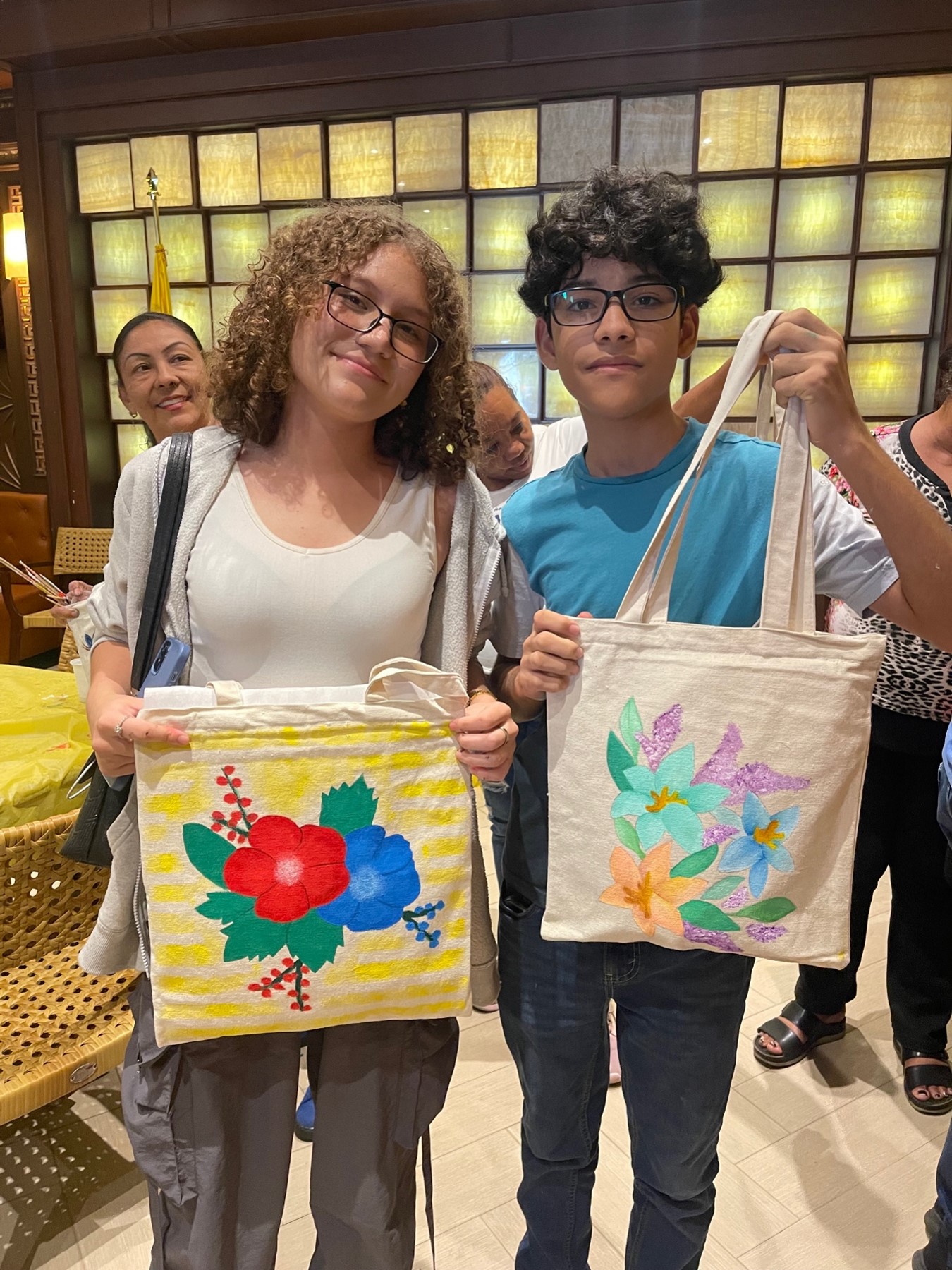 El Consulado de Colombia en Colón ofrece taller de técnica de pintura en bolsos de tela manta, promoviendo el emprendimiento, arte y la cultura colombiana