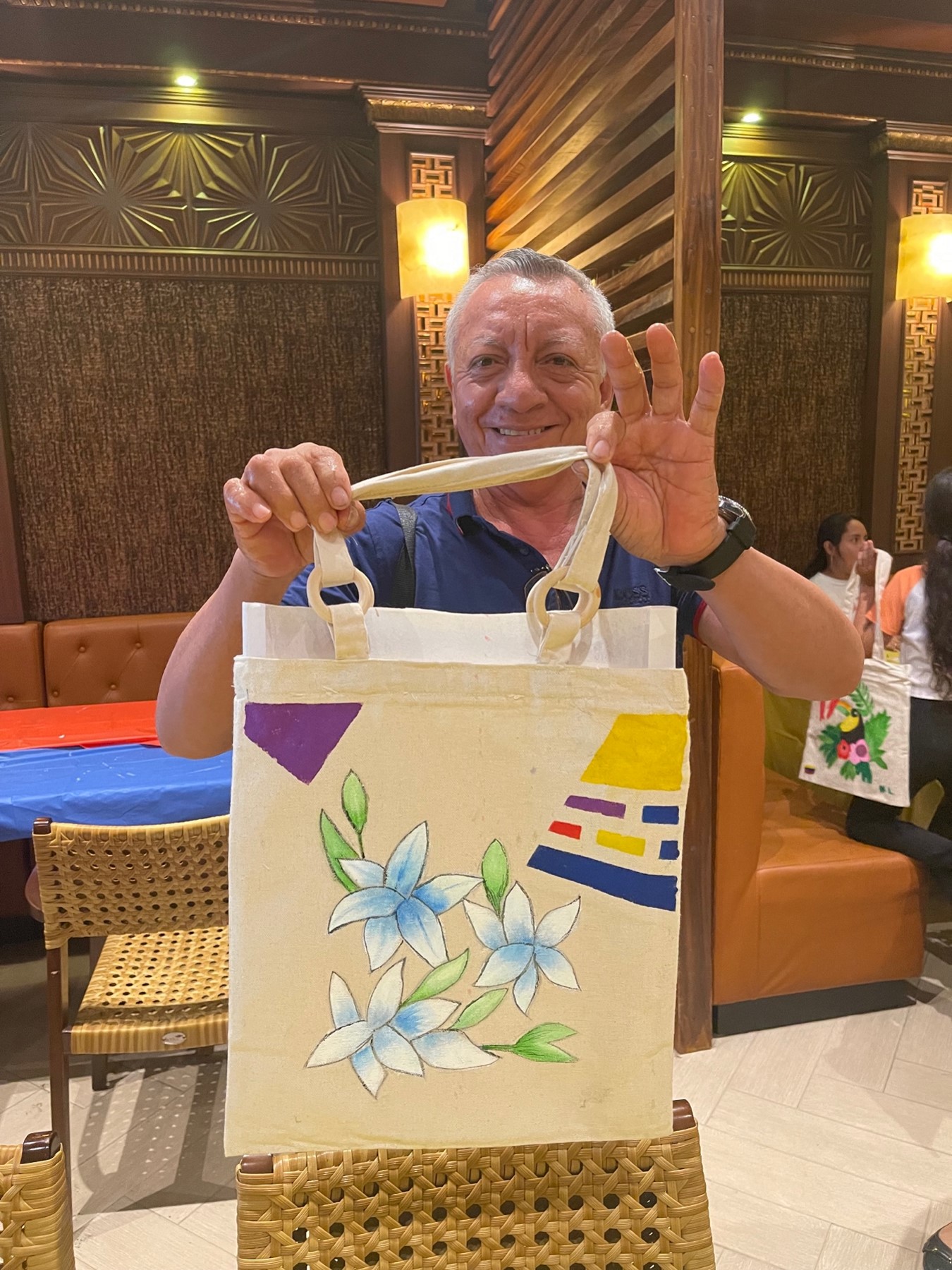 El Consulado de Colombia en Colón ofrece taller de técnica de pintura en bolsos de tela manta, promoviendo el emprendimiento, arte y la cultura colombiana