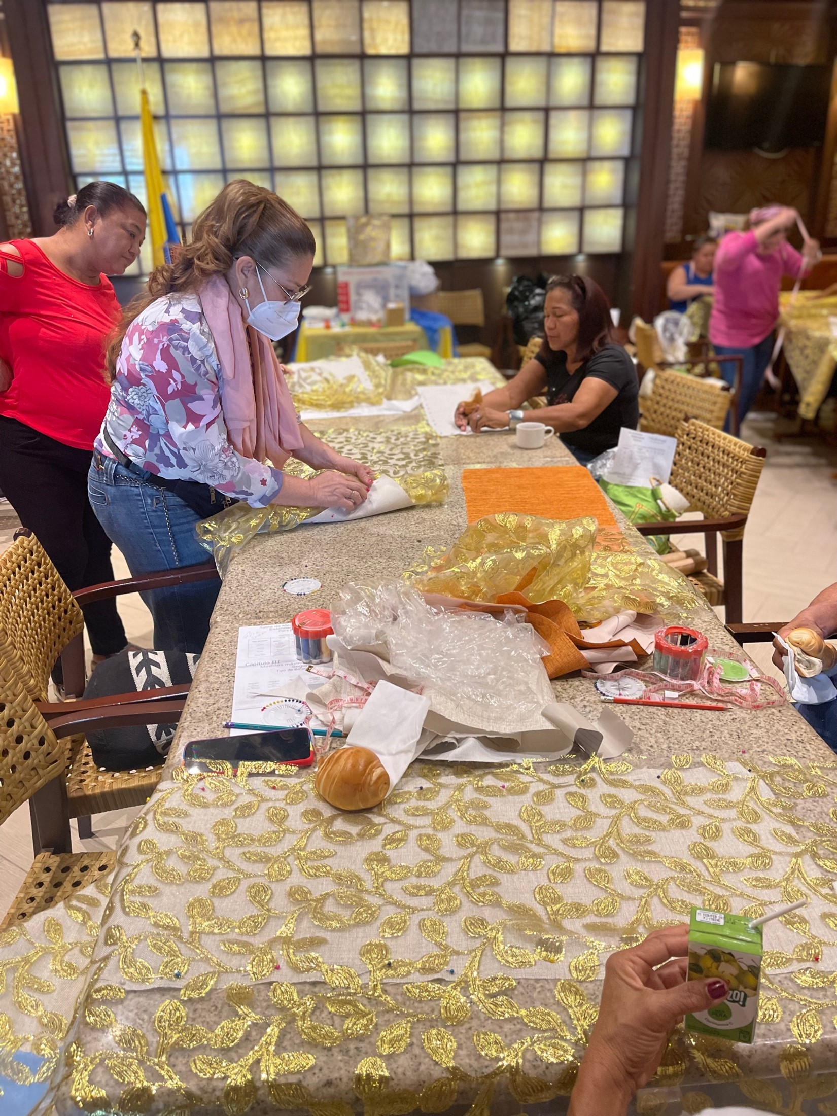 Consulado de Colombia en Colón Impulsa el emprendimiento con taller de bolsos recamados en piedras