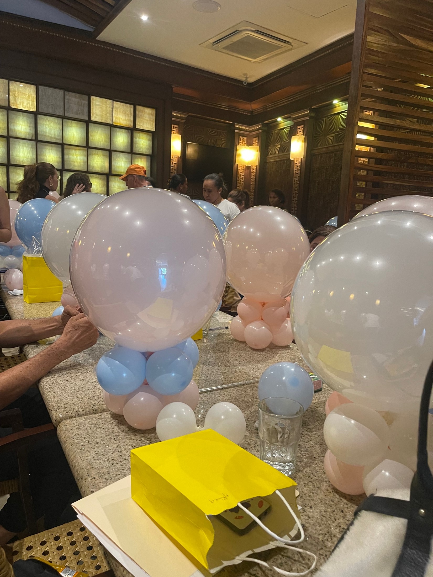 El Consulado de Colombia en Colón culmina con éxito taller de decoración de fiestas con globos, promoviendo el emprendimiento y la Innovación