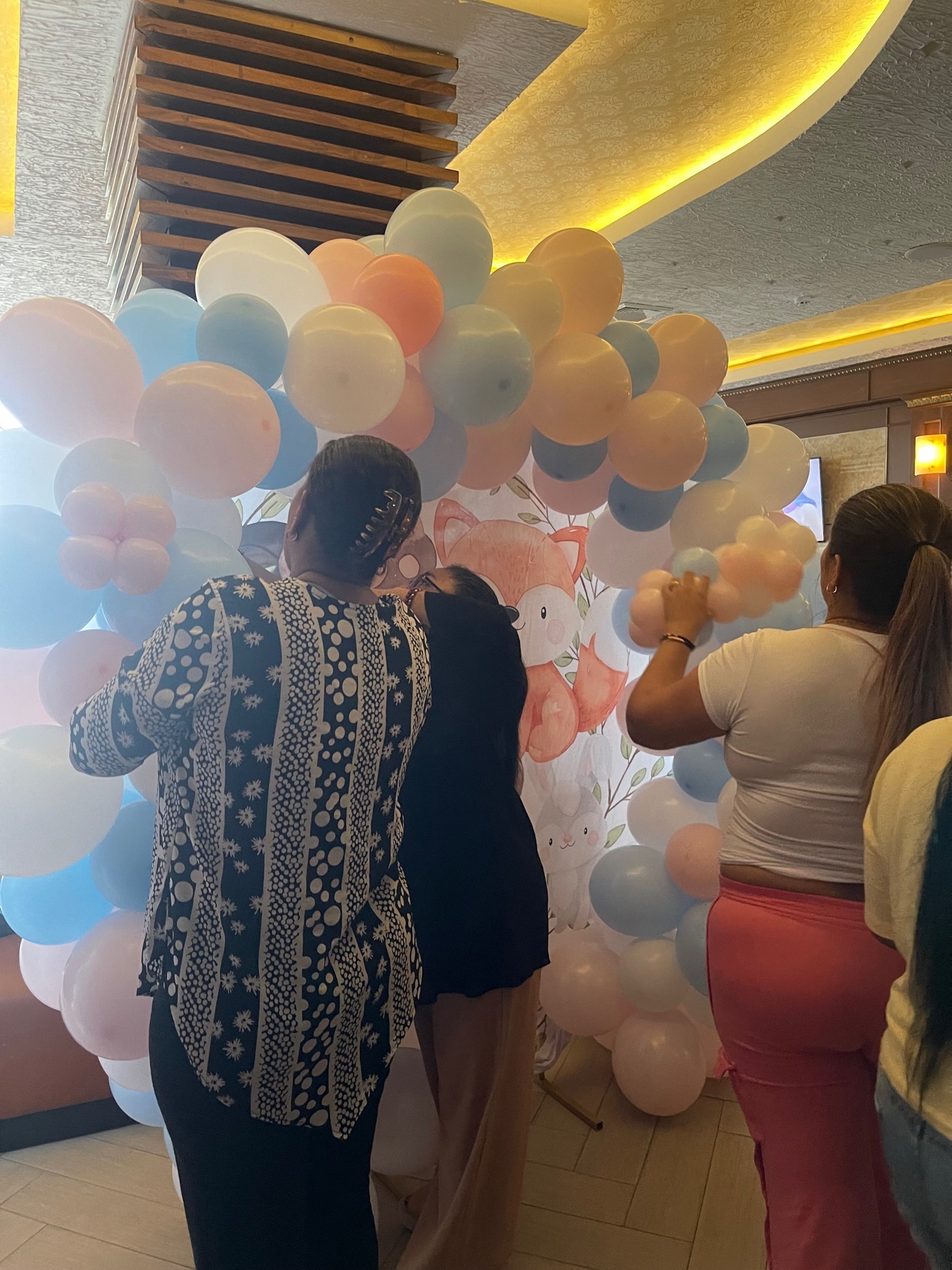 El Consulado de Colombia en Colón culmina con éxito taller de decoración de fiestas con globos, promoviendo el emprendimiento y la Innovación