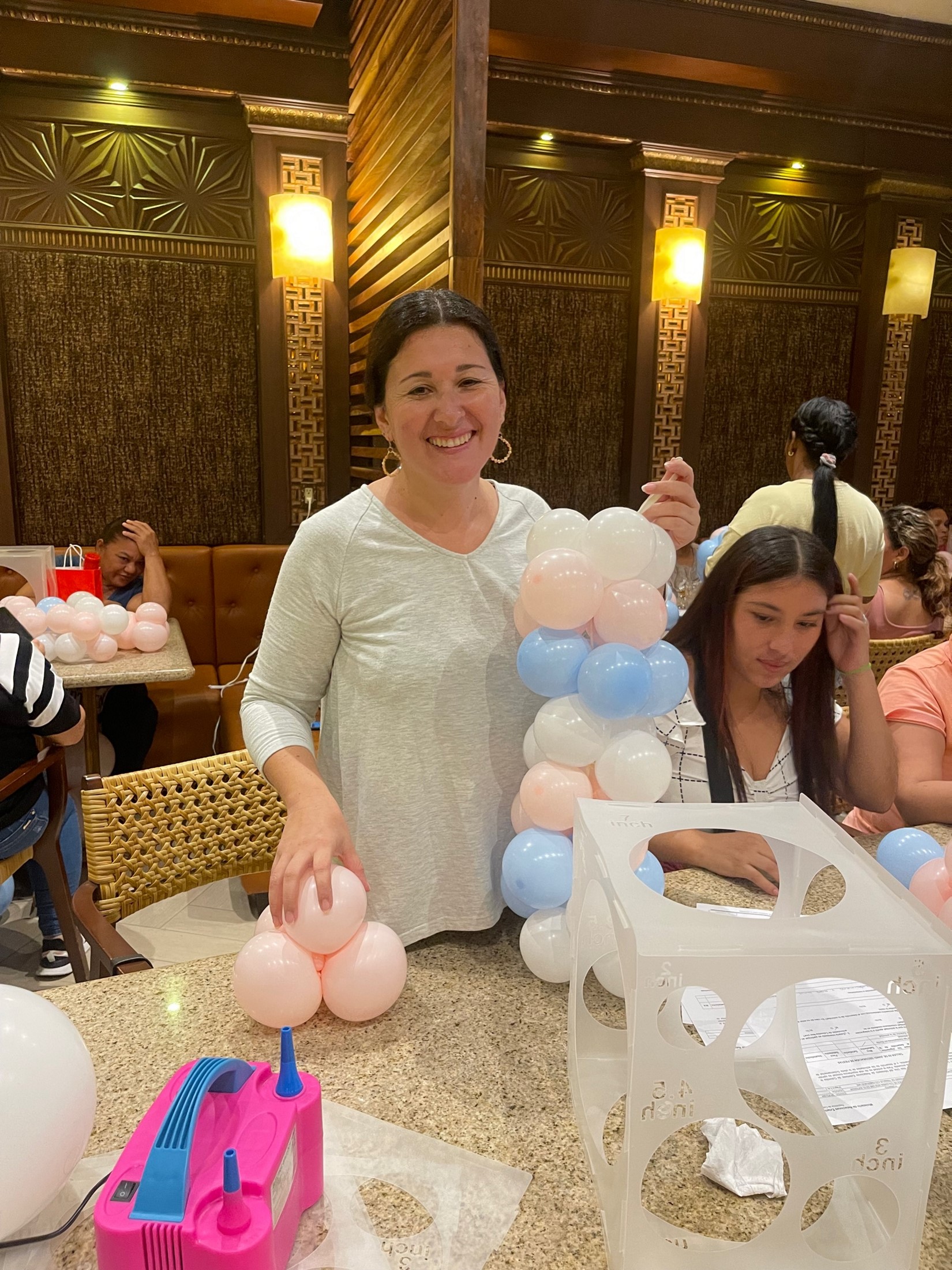 El Consulado de Colombia en Colón culmina con éxito taller de decoración de fiestas con globos, promoviendo el emprendimiento y la Innovación