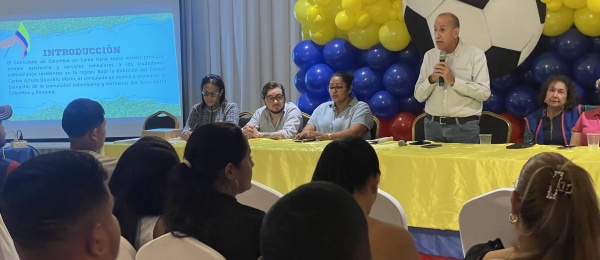 Cónsul de Colombia le habla a los asistentes
