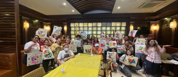 El Consulado de Colombia en Colón ofrece taller de técnica de pintura en bolsos de tela manta, promoviendo el emprendimiento, arte y la cultura colombiana