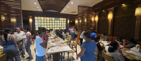 Consulado de Colombia en Colón Impulsa el emprendimiento con taller de bolsos recamados en piedras